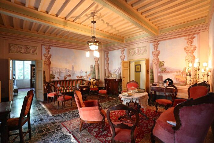 Casa con 10 locali in vendita in Buti