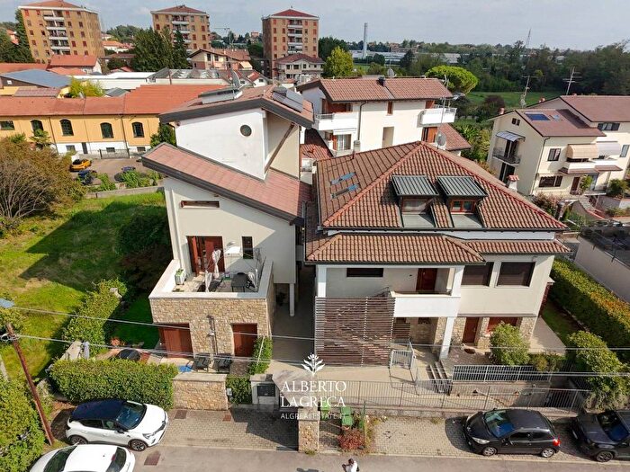 Appartamento trilocale in vendita in Via Cesare Battisti, Usmate, Usmate Velate