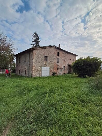 Casa con 10 locali in vendita in Calendasco