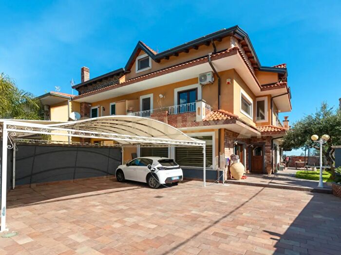 Casa con 11 locali in vendita in Via Alessandria, San Giovanni La Punta