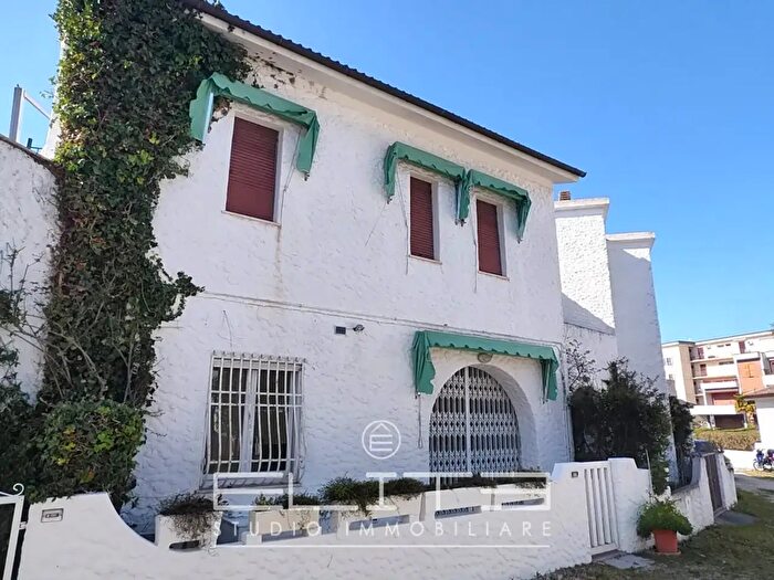 Casa quadrilocale in vendita in Via Ancona, Numana