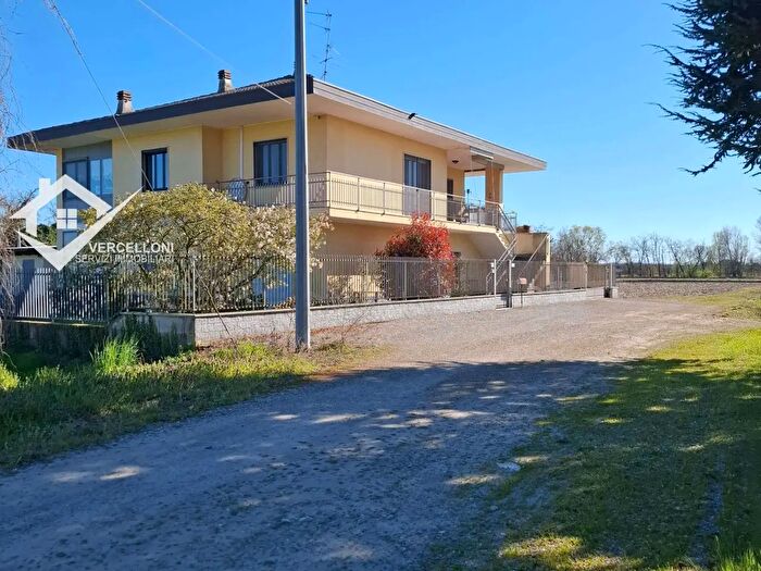 Casa con 8 locali in vendita in Strada Serponte, Cameri