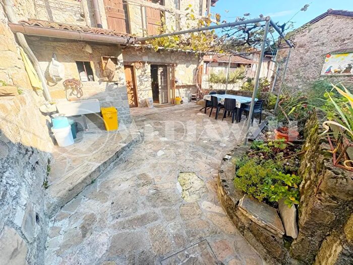 Casa con 6 locali in vendita in Frisanco