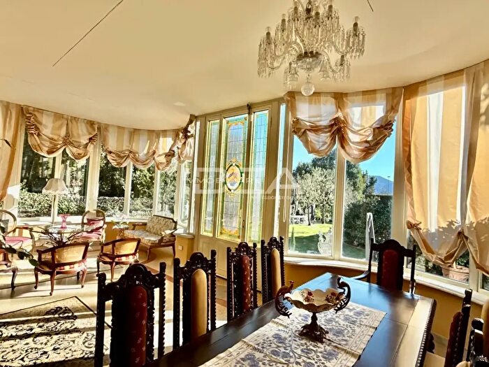 Casa con 10 locali in vendita in Viale Giuseppe Giusti, Lucca