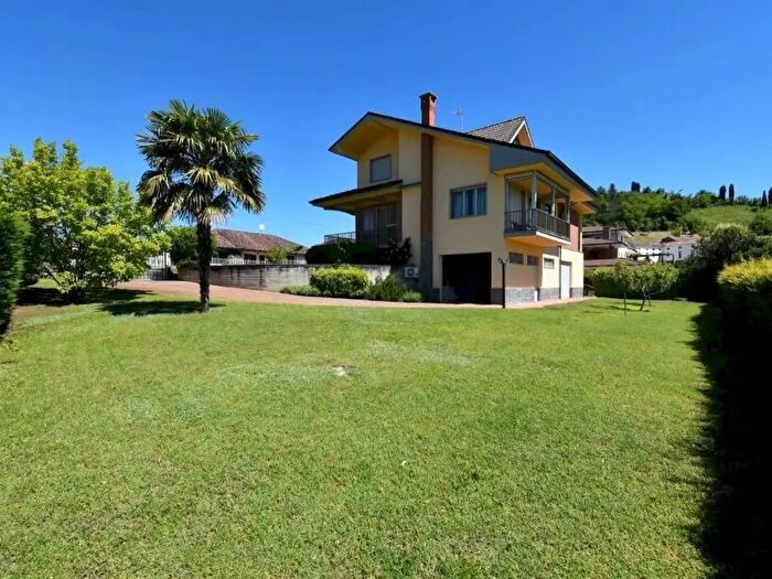Casa con 6 locali in vendita in Via Toetto, Castelnuovo Calcea