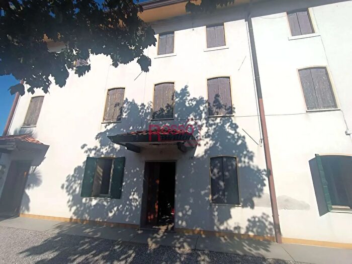 Casa con 12 locali in vendita in Via Italia, San Vendemiano