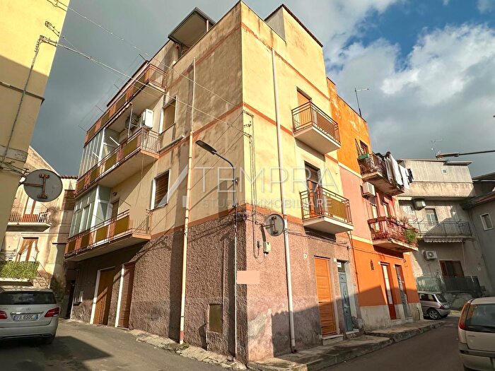 Appartamento con 6 locali in vendita in Via Tommaseo, Adrano