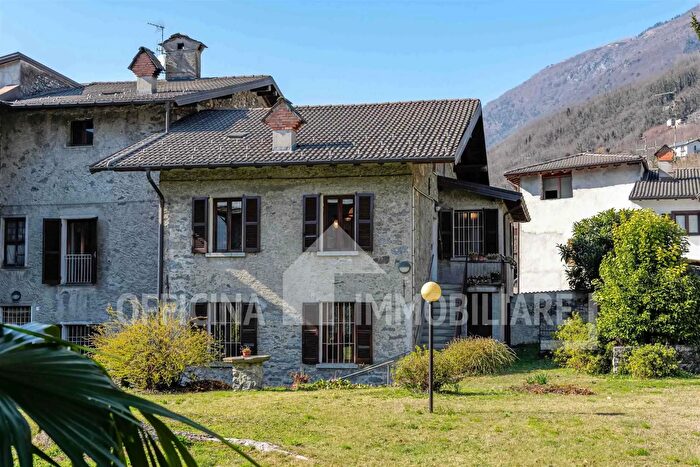 Casa con 9 locali in vendita in Via Parravicini, Traona