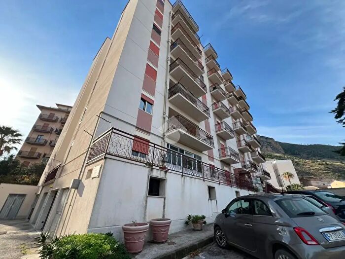 Appartamento quadrilocale in vendita in Via Locarno, Castellammare Del Golfo