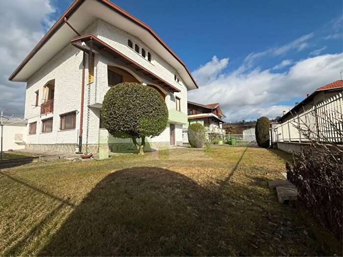 Casa con 14 locali in vendita in Via Isola di Sopra, Borgosesia