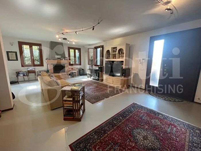Casa con 5 locali in vendita in Rubano
