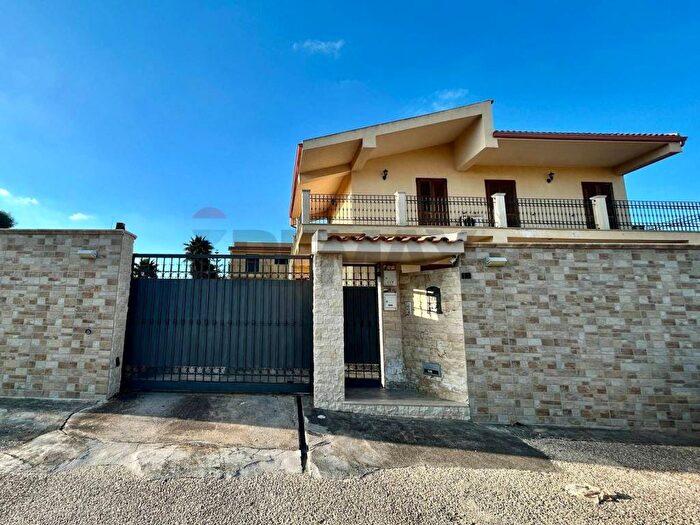 Appartamento quadrilocale in affitto in VIA LAGO DI VARESE, Fontane Bianche, Siracusa