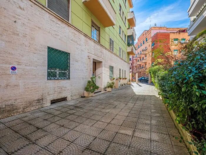 Appartamento in vendita in Via Sabrata, Roma
