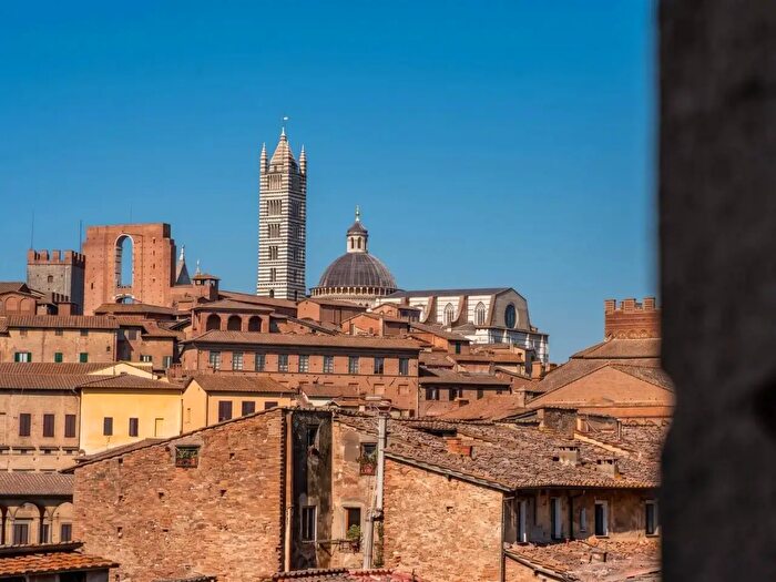 Appartamento con 5 locali in vendita in del Porrione, Siena