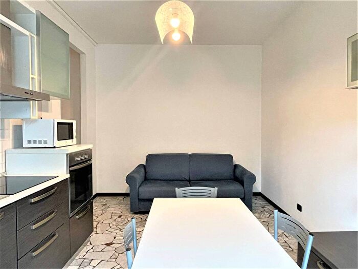 Appartamento trilocale in affitto in Via delle Primule, Lorenteggio, Milano