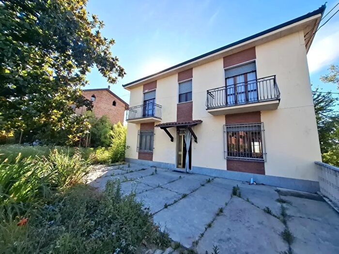 Casa con 7 locali in vendita in Govone