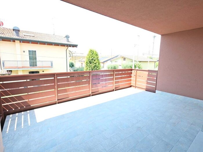 Appartamento trilocale in affitto in Via Valle, Villafranca di Verona