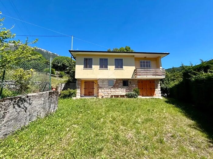 Casa quadrilocale in vendita in Via Chiesa, Ferrara Di Monte Baldo