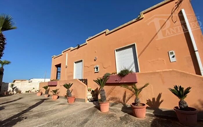 Casa trilocale in vendita in Via Cafiso Petrosino, Petrosino