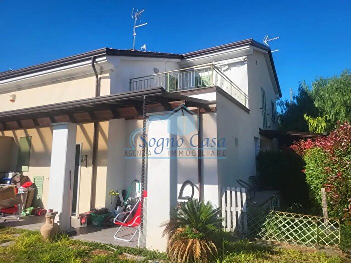 Casa con 8 locali in vendita in Luni