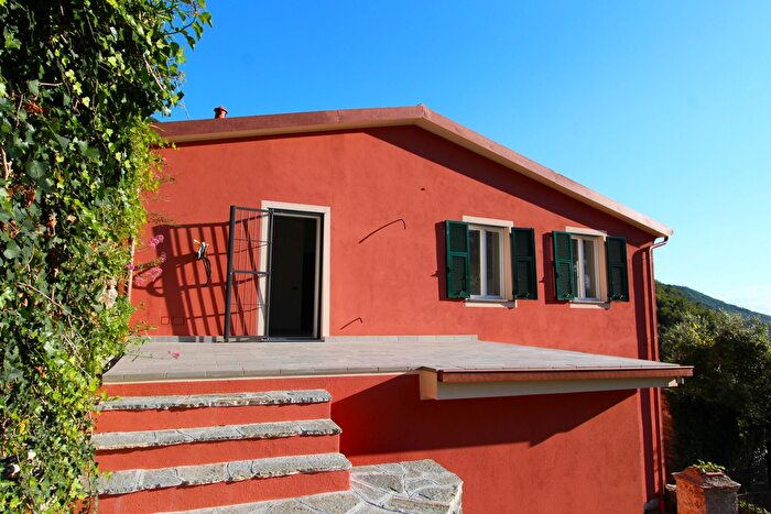 Casa con 5 locali in vendita in Avegno