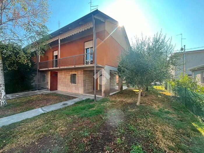 Casa con 5 locali in vendita in Via Pascoli, Castelnovo Di Sotto