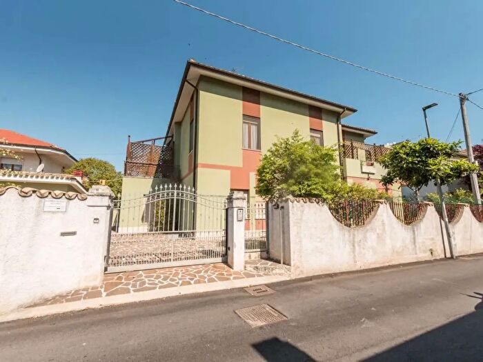 Casa con 10 locali in vendita in Via Silvio Spaventa, Montesilvano