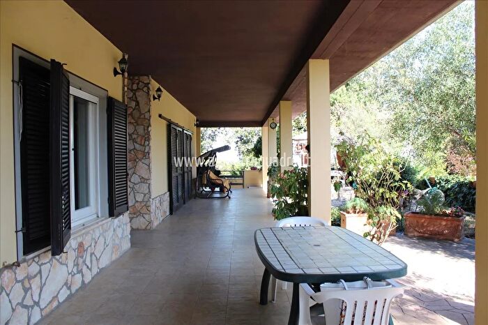 Casa con 12 locali in vendita in Sarteano