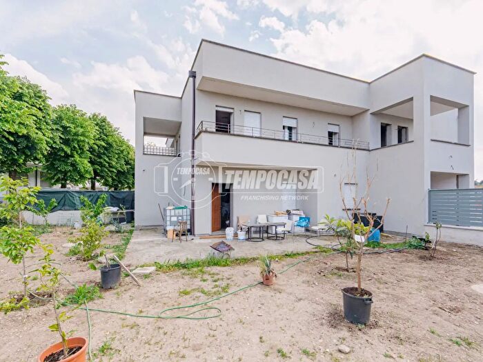 Casa quadrilocale in vendita in Via Umberto Giordano, Vigevano