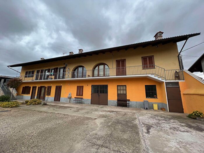 Casa con 10 locali in vendita in Scalenghe