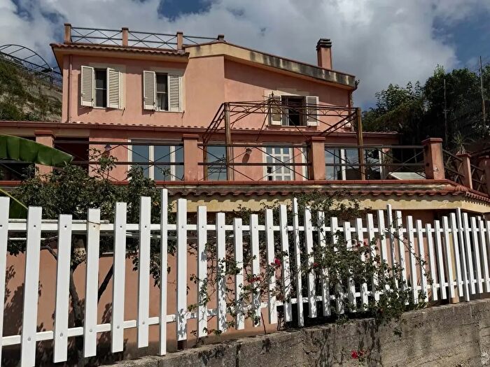 Casa con 8 locali in vendita in Messina