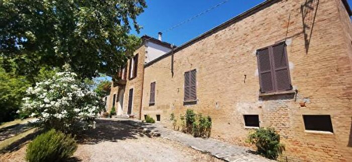 Casa con 6 locali in vendita in Pergola