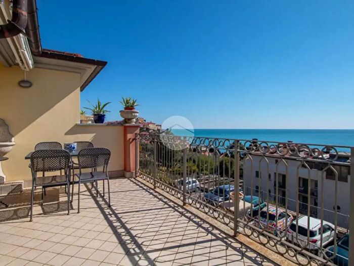 Appartamento trilocale in vendita in Via Gabriele dAnnunzio, Imperia