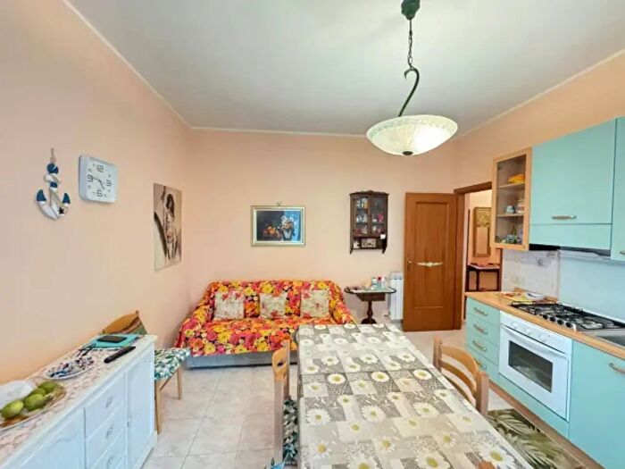 Appartamento quadrilocale in vendita in Via Rosate, Oliveri
