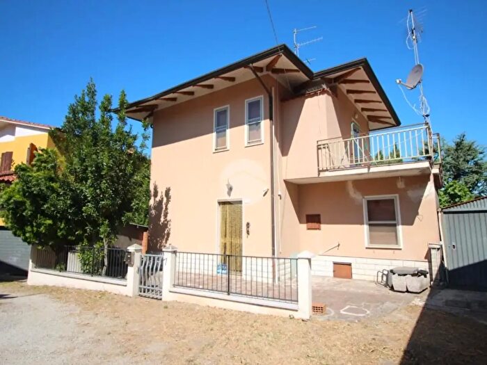 Casa quadrilocale in vendita in Via Chiesa Formignano, Cesena