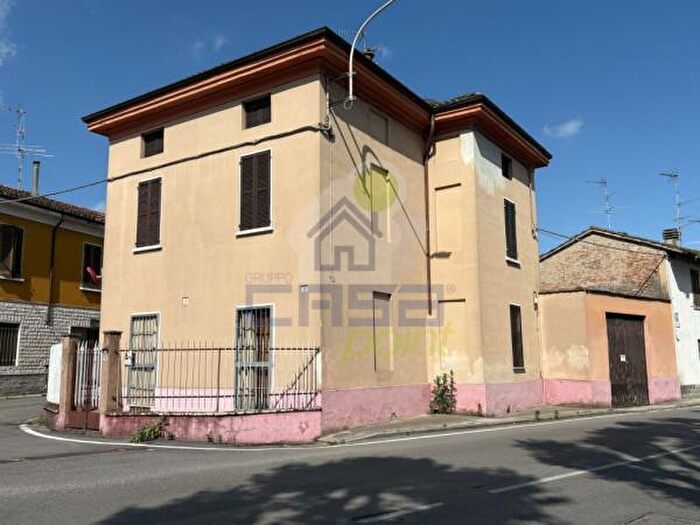 Casa con 6 locali in vendita in Piazza Bruno Pari, Ostiano