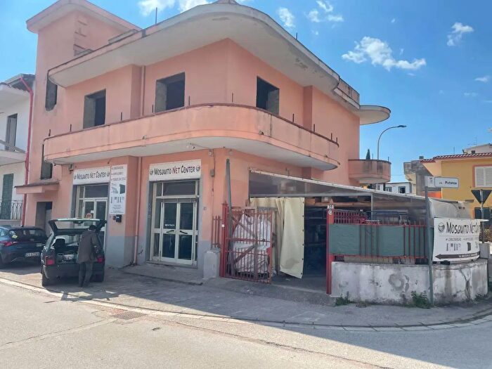 Appartamento con 7 locali in vendita in Via Benevento, Mondragone