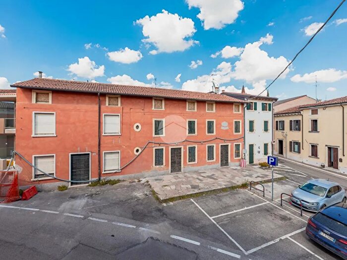 Casa con 20 locali in vendita in Piazza Marconi, Sommacampagna