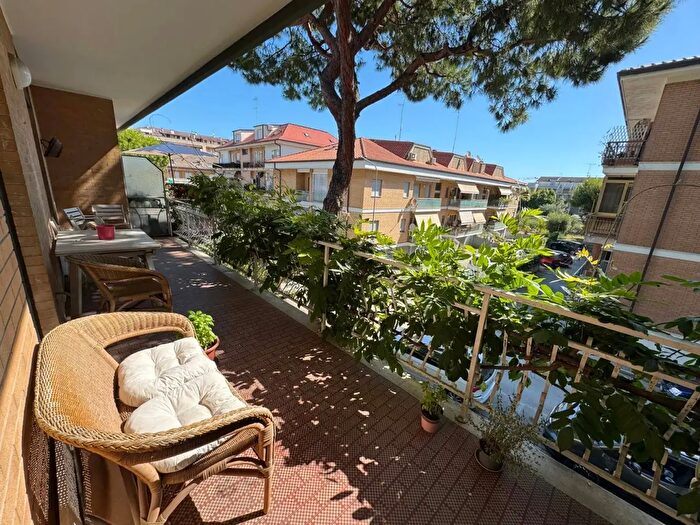 Appartamento con 6 locali in vendita in Via Girardi Snc, Fermo