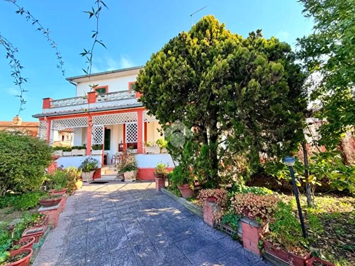 Casa con 8 locali in vendita in Via della Croce, Forano