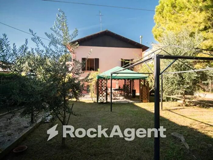 Casa con 6 locali in vendita in Viale I Maggio, Fano