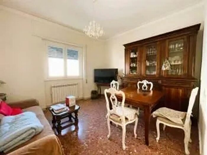 Appartamento con 5 locali in vendita in Viareggio