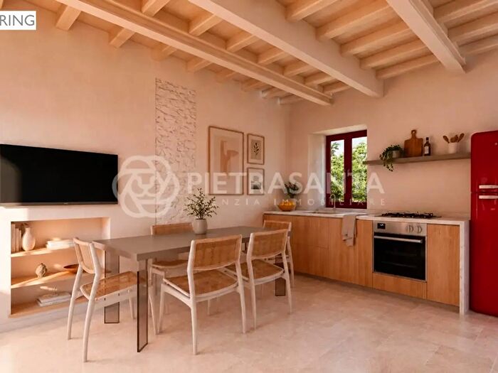 Casa quadrilocale in vendita in Pietrasanta
