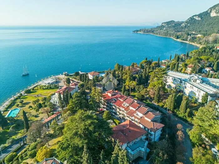 Appartamento con 5 locali in vendita in Via Guglielmo Marconi, Garda