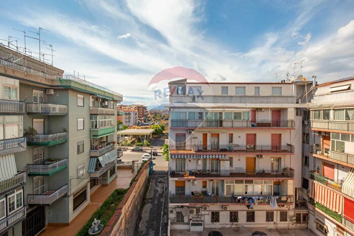 Appartamento con 6 locali in vendita in Via Federico Confalonieri, Catania