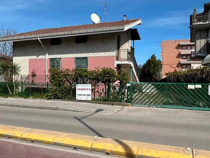 Appartamento con 6 locali in vendita in Via del Mare, Lanciano