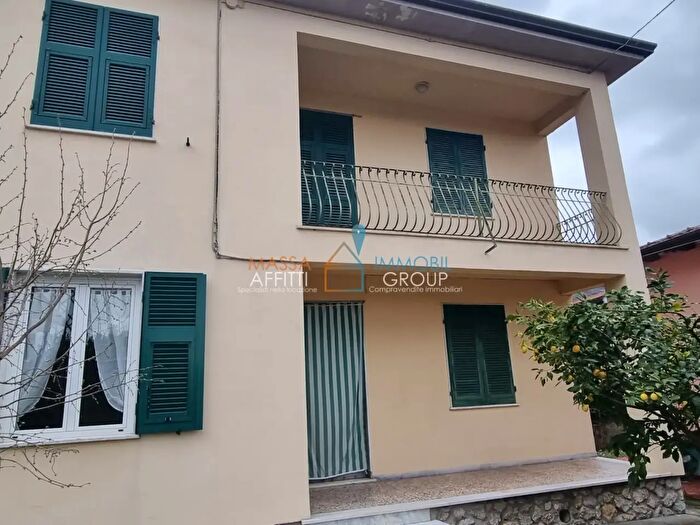 Casa con 6 locali in vendita in Via Luigi del Mancino, Massa