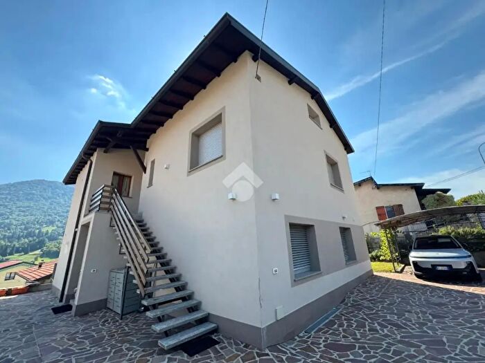 Appartamento trilocale in affitto in Via Broletti, Solto Collina