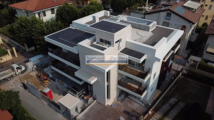 Appartamento trilocale in vendita in Via Lorenzini, Desenzano Del Garda