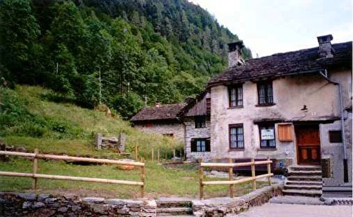 Casa con 12 locali in vendita in Rimasco Alto Sermenza Vercelli Piemonte Italia, Alto Sermenza